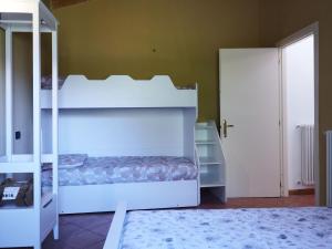 Łóżko lub łóżka w pokoju w obiekcie Apartment Popa by Interhome