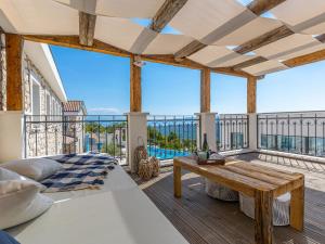 Cette chambre dispose d'un balcon avec un lit et une table. dans l'établissement Villa Vila 72 by Interhome, à Bribir