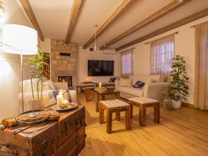 un salon rempli de meubles et d'une cheminée dans l'établissement Villa Vila 72 by Interhome, à Bribir