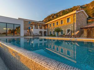 une piscine devant une maison dans l'établissement Villa Vila 72 by Interhome, à Bribir