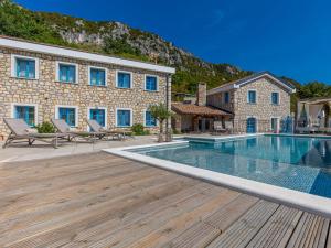 une maison avec piscine devant un immeuble dans l'établissement Villa Vila 72 by Interhome, à Bribir 45 autres photos