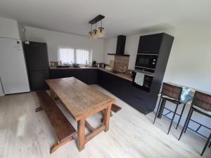 Kuchyň nebo kuchyňský kout v ubytování La Maison Guérandaise 3 chambres + 25 fotografií