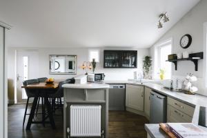 杜林River Shack的带水槽和台面的厨房