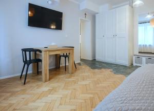 Televízia a/alebo spoločenská miestnosť v ubytovaní Kana - Stylish Apartment in Kraków Pomorska - Close, WiFi, Smart TV