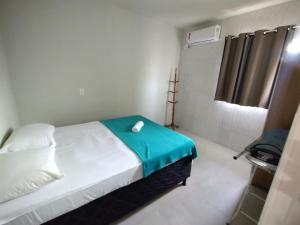 Un pat sau paturi într-o cameră la Apartamento Inteiro Cantinho da Chérie Garapu