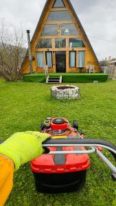 حديقة خارج A-frame mestia