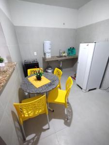 O bucătărie sau chicinetă la Apartamento Inteiro Cantinho da Chérie Garapu +6 fotografii