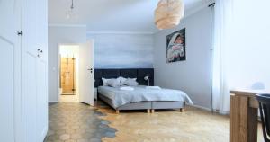 Posteľ alebo postele v izbe v ubytovaní Kana - Stylish Apartment in Kraków Pomorska - Close, WiFi, Smart TV