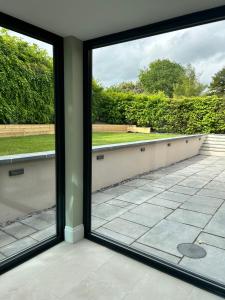 Balkoni atau teres di Lynwood House, private 5 bed 4 bath with large drive +18 gambar