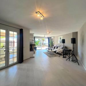 una sala de estar con un sofá y una mesa en Villa Bloom, en Nuestra Señora de Jesús