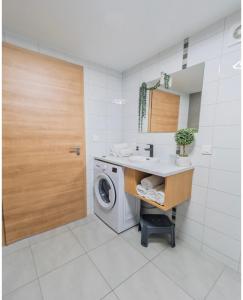 Un baño con lavabo y lavadora. en Gîte Bagatelle l'Ecrin du Ried PROCHE EUROPAPARK, en Artolsheim 23 fotos más