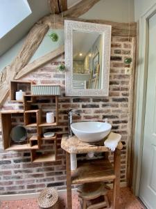 a bathroom with a sink and a mirror at BENE A CASA Chambres d'hôtes in Veuzain-sur-Loire