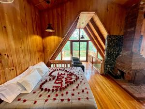 ein Schlafzimmer mit einem Bett, das mit roten Rosen bedeckt ist in der Unterkunft Nido de Madera in San Mateo Río Hondo