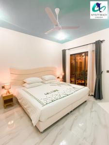 Postel nebo postele na pokoji v ubytování Infinity Beach Dhigurah