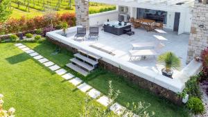Una vista aérea de un patio con una mesa y sillas. en Gardalake Luxury Penthouse, en Padenghe sul Garda