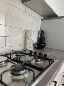 een gasfornuis in een keuken naast een aanrecht bij Villa Villa Nadin in Nadin