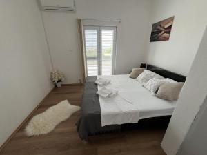 een groot bed in een kamer met een raam bij Villa Villa Nadin in Nadin +35 foto's