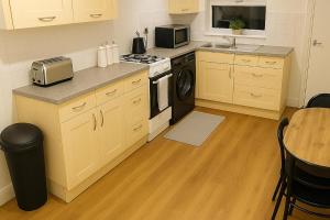 Kuchyň nebo kuchyňský kout v ubytování Charming 2-Bed Cottage Between Canterbury & Dover