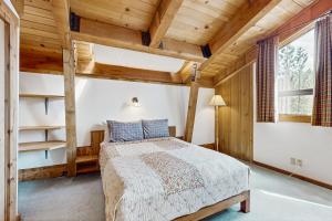 Postel nebo postele na pokoji v ubytování Classic Donner Lake View Cabin