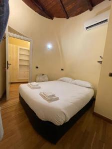 A bed or beds in a room at Piazza di Spagna Apartment