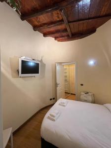 A television and/or entertainment centre at Piazza di Spagna Apartment