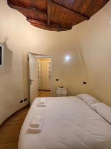 A bed or beds in a room at Piazza di Spagna Apartment