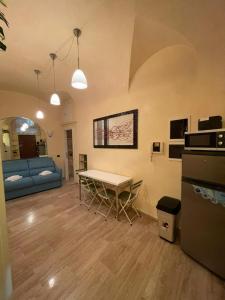 A television and/or entertainment centre at Piazza di Spagna Apartment