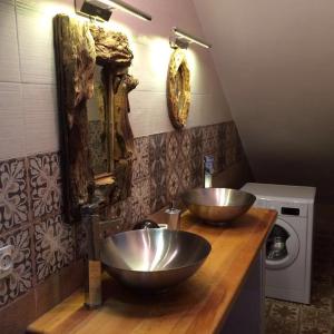 ein Badezimmer mit zwei silbernen Waschbecken auf einer Holztheke in der Unterkunft Etablissement moderne in Safi