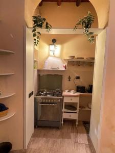 A kitchen or kitchenette at Piazza di Spagna Apartment