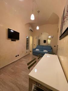 A television and/or entertainment centre at Piazza di Spagna Apartment