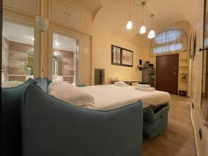 A bed or beds in a room at Piazza di Spagna Apartment