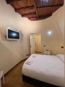 A bed or beds in a room at Piazza di Spagna Apartment
