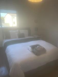 Postel nebo postele na pokoji v ubytování Rooms with Cont Breakfast Galway City