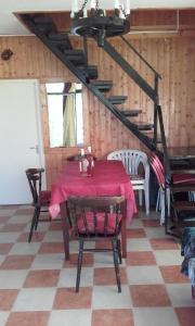 a dining room with a table with a red table cloth at János Nyaraló in Balatonmáriafürdő