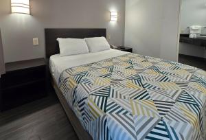 Postel nebo postele na pokoji v ubytování Motel 6-Joliet, IL - Chicago - I-55