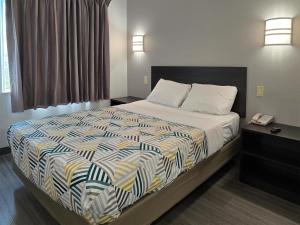 Postel nebo postele na pokoji v ubytování Motel 6-Joliet, IL - Chicago - I-55