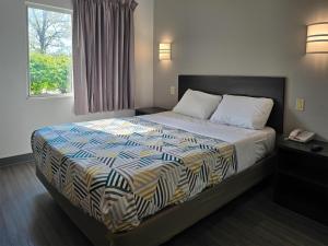 Postel nebo postele na pokoji v ubytování Motel 6-Joliet, IL - Chicago - I-55