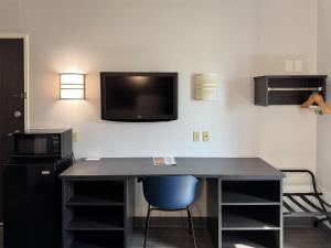 TV a/nebo společenská místnost v ubytování Motel 6-Joliet, IL - Chicago - I-55