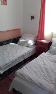 two twin beds in a room with a window at János Nyaraló in Balatonmáriafürdő +24 photos