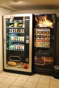 zwei Kühlschränke stehen nebeneinander in der Unterkunft hotelF1 Saint-Die in Saint Die
