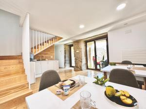 Albergue Turistico En Armenteira A Fragua do Ferreiro的休息区