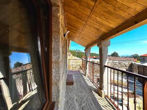 Albergue Turistico En Armenteira A Fragua do Ferreiro的阳台或露台