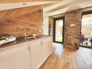 Albergue Turistico En Armenteira A Fragua do Ferreiro的厨房或小厨房