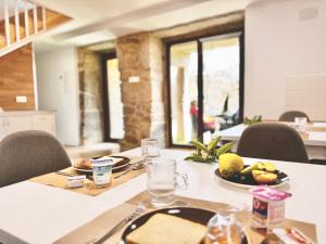 Albergue Turistico En Armenteira A Fragua do Ferreiro的休息区