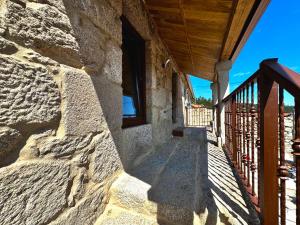 Albergue Turistico En Armenteira A Fragua do Ferreiro的阳台或露台