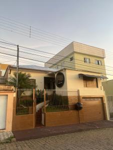una casa con una puerta y una valla en Pousada BOA NOITE, en Atibaia