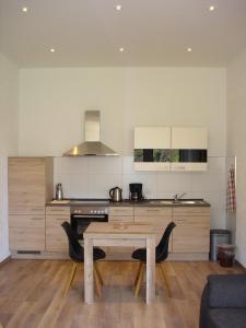eine Küche mit einem Holztisch im Zimmer in der Unterkunft Haus Mosella in Cochem