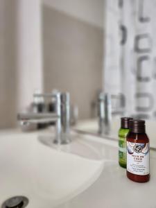 deux bouteilles de liquide buccal posées sur un lavabo de salle de bain dans l'établissement Cocon Vaulx Village LDLC Groupama Eurexpo, à Vaulx-en-Velin