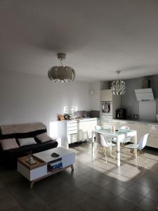 un salon avec un canapé et une table dans l'établissement Cocon Vaulx Village LDLC Groupama Eurexpo, à Vaulx-en-Velin