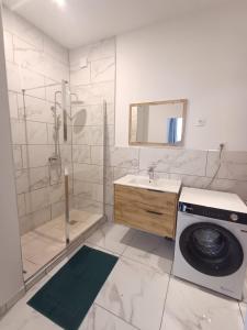 Ένα μπάνιο στο Charmant T2 cosy avec sauna privé & cour en plein cœur de la ville